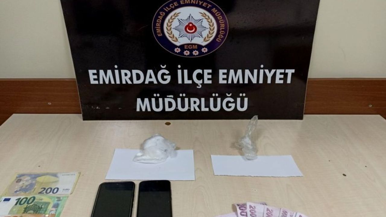 EMİRDAĞ POLİSİ UYUŞTURUCU SATICISINI YAKALADI