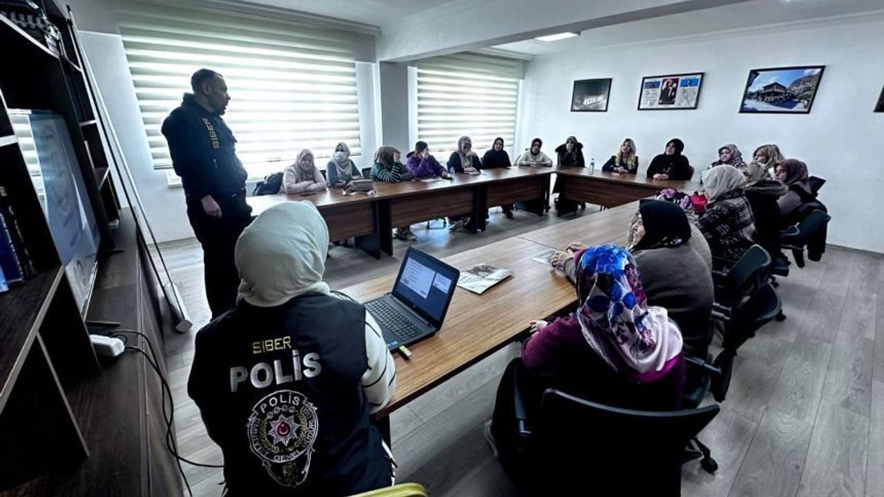 EMNİYET ÖĞRENCİLERİ SİBERAY KONUSUNDA BİLGİLENDİRMEYE DEVAM EDİYOR