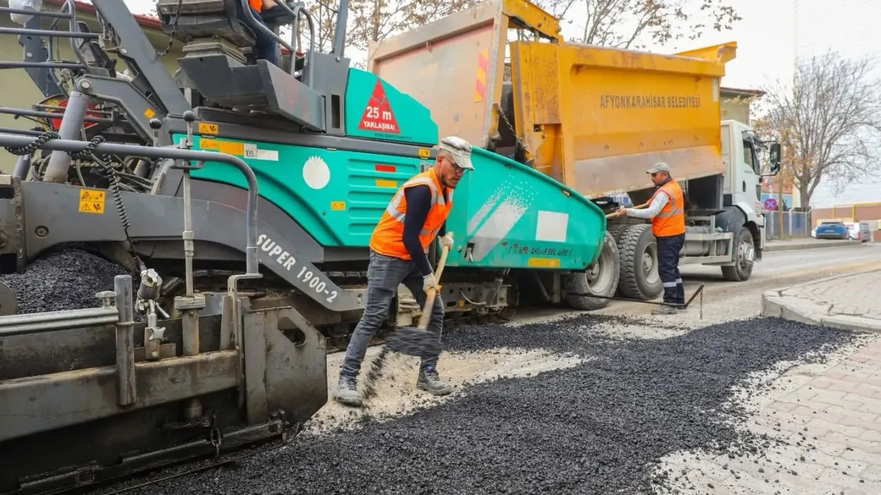 AFYON BELEDİYESİ, ASFALT ÇALIŞMALARINA BAŞLADI
