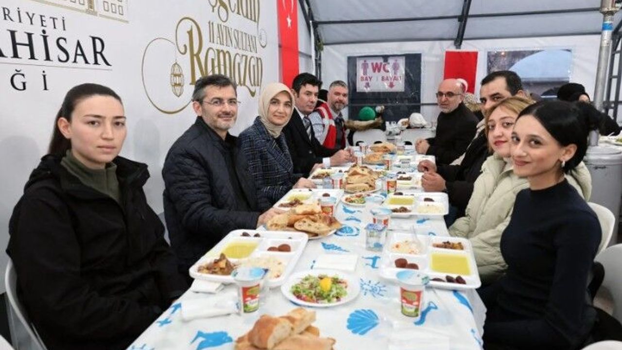 VALİ YİĞİTBAŞI ELLERİYLE İFTAR YEMEĞİ DAĞITTI