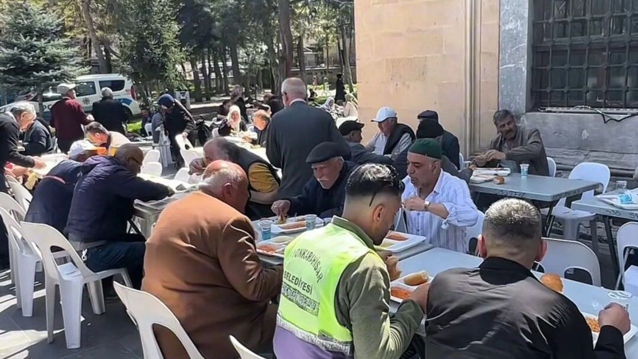 İMARET CAMİİ’NDE HER CUMA 1000 KİŞİYE YEMEK İKRAM EDİLİYOR
