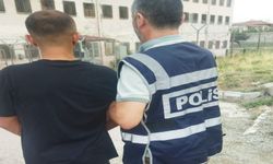 POLİS ARANAN UYUŞTURUCU SATICISINI YAKALADI