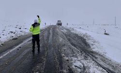 KAR YAĞIŞI ETKİLİ OLDU, DİNAR-KARADİLLİ YOLU TRAFİĞE KAPATILDI