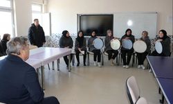 MÜDÜR SÜNNETCİ, ÖĞRENCİLERLE İLAHİ SÖYLEDİ