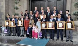 VALİ YİĞİTBAŞI ŞEHİT AİLELERİ VE GAZİLERE ‘DEVLET ÖVÜNÇ MADALYASI’ TAKDİM ETTİ
