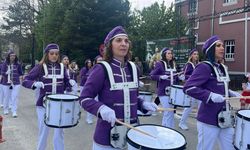 MOR-BEYAZ KIYAFETLİ KADIN BANDO TAKIMI YOĞUN İLGİ GÖRDÜ