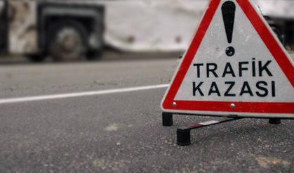 KAVŞAKTA DÖNÜŞ YAPARKEN ÇARPIŞAN OTOMOBİLLERDE 2 KİŞİ YARALANDI.