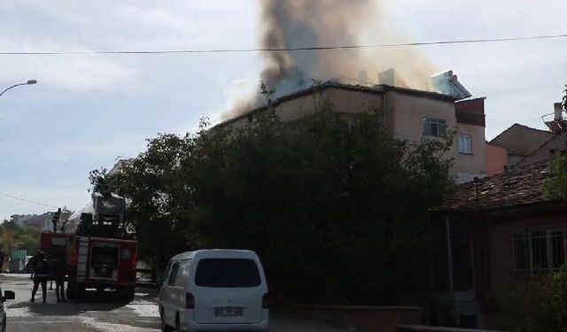 SANDIKLI’DA 3 KATLI BİNANIN ÇATISINDA ÇIKAN YANGIN PANİĞE NEDEN OLDU.