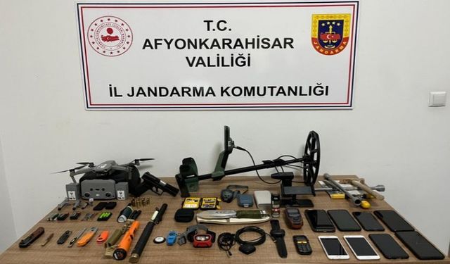 EMİRDAĞ’DA KAÇAK KAZI YAPAN 7 ŞAHIS SUÇÜSTÜ YAKALANDI