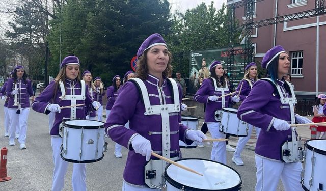 MOR-BEYAZ KIYAFETLİ KADIN BANDO TAKIMI YOĞUN İLGİ GÖRDÜ