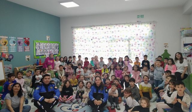 EMNİYET ÖĞRENCİLERİ BİLGİLENDİRDİ