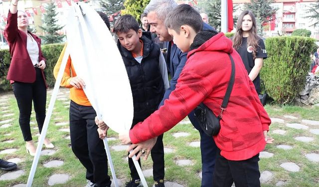 İL MİLLİ EĞİTİM MÜDÜRÜ SÜNNETÇİ ÇELENGİ ÇOCUKLARLA BİRLİKTE SUNDU