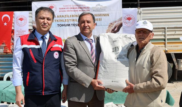 YÜZDE 50 HİBE DESTEKLİ TOHUM DAĞITIMI YAPILDI