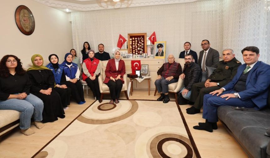 VALİ YİĞİTBAŞI SANDIKLI’DA 93 YAŞINDAKİ PEKBEY’İ EVİNDE ZİYARET ETTİ