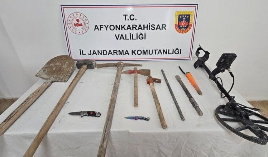 JANDARMA DEFİNECİLERİ SUÇÜSTÜ YAKALADI