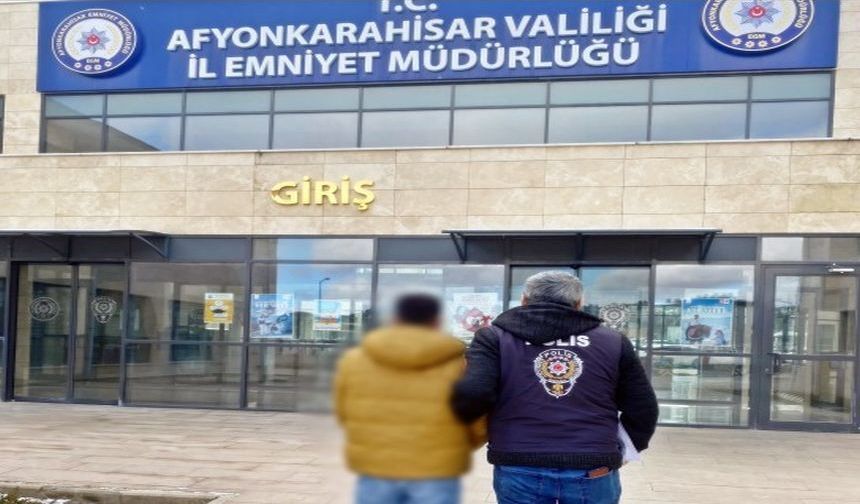 POLİS NİTELİKLİ DOLANDIRICIKTAN ARANAN ŞAHSI YAKALADI